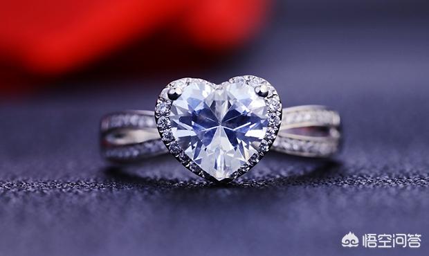 订婚送什么礼物好strong/p/p
p贵重订婚戒指
/strong，订婚礼物的选法是什么？