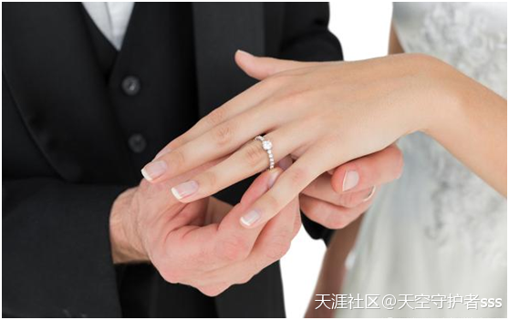 求婚是两个人的事strong/p/p
p求婚戒指两个人去选
/strong，不必须却很重要