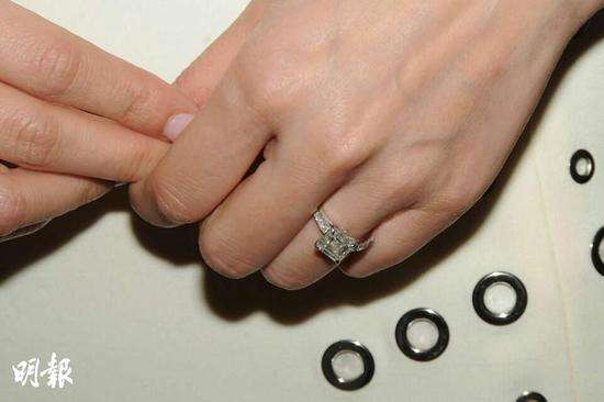 女生戴戒指变黑,戴18k金戒指手指变黑